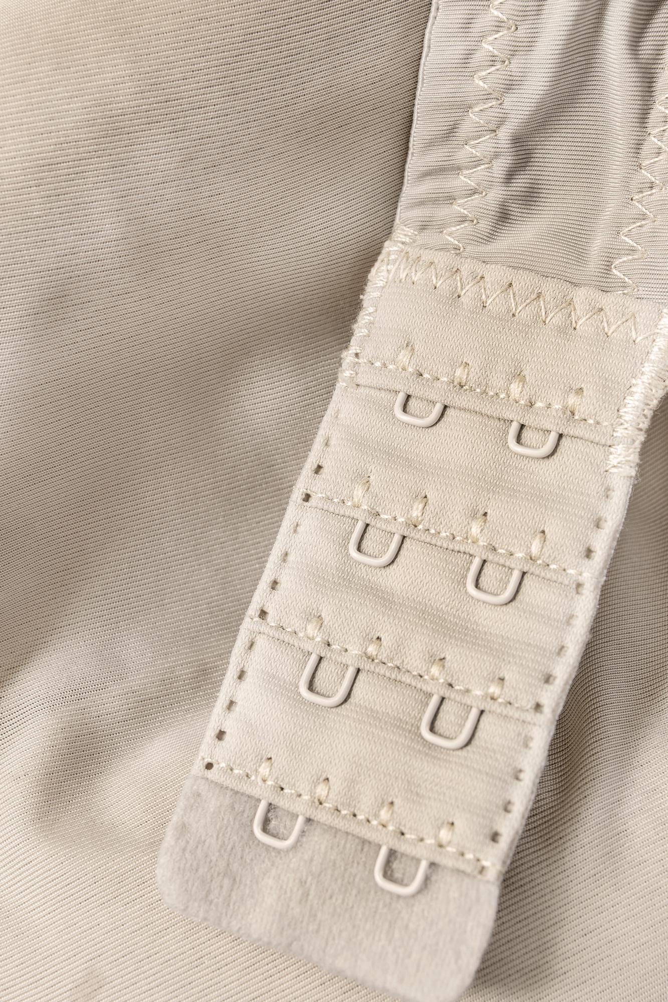 Etykieta kolekcji z haftowanym monogramem